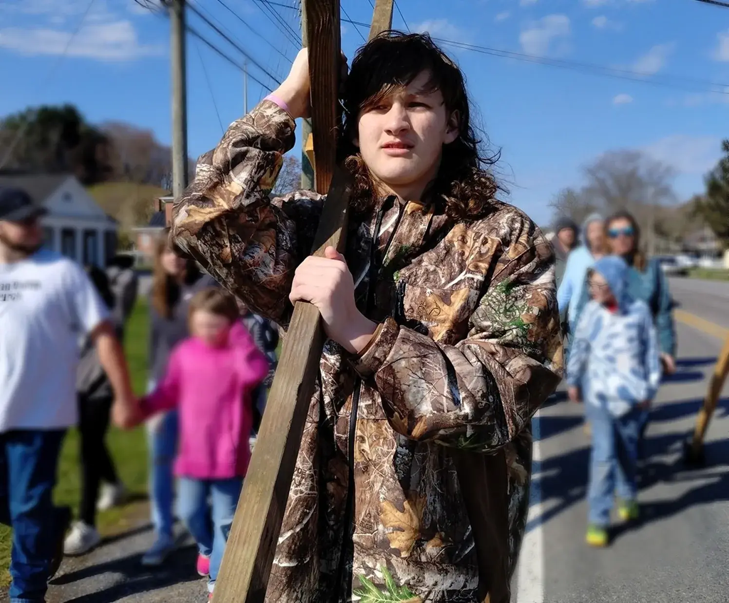 The young boy with a cross